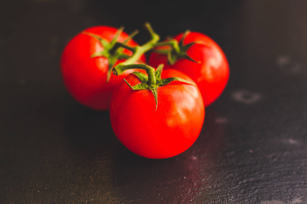 tomates cherry maduros sobre fondo oscuro - Foto, Imagen