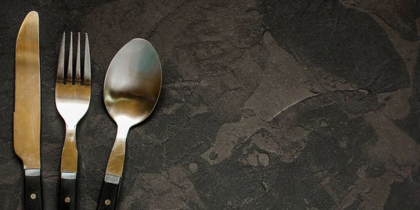 bıçak, çatal ve kaşık, masa takımı koyu arkaplanda - Fotoğraf, Görsel