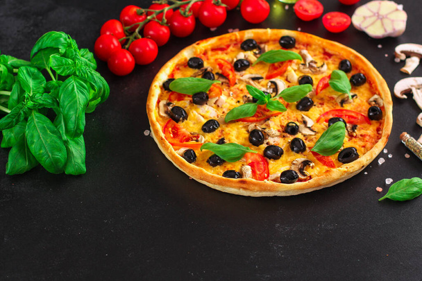 Pizza mit Oliven, Tomaten und Basilikum, Pilzen  - Foto, Bild