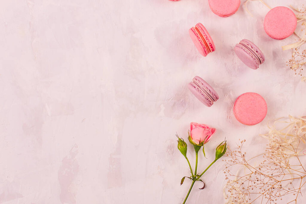 close-up view of sweet tasty colorful macaroons on a wooden background - Fotoğraf, Görsel