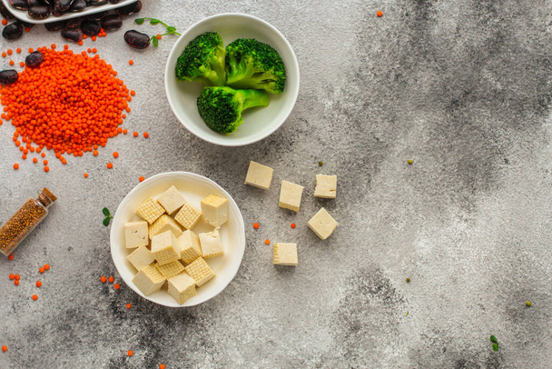 tofu-juusto lähikuva muiden ainesosien kanssa  - Valokuva, kuva