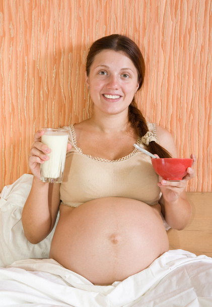 Portrait of pregnant woman with glass of milk and yoghurt - Fotografie, Obrázek