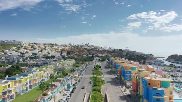 Albufeira, Portugal. Filmagem aérea sobre a cidade à beira-mar em colinas - Filmagem, Vídeo