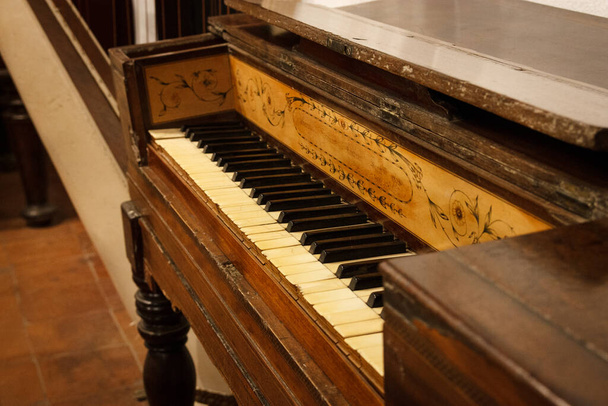 Piano antigo encontrado no museu, grandes tons quentes de madeira - Foto, Imagem
