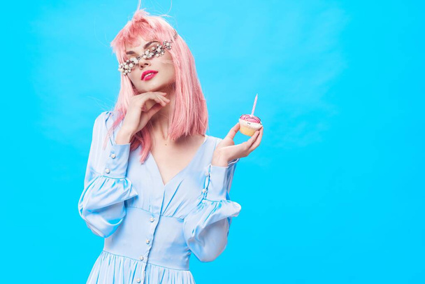 όμορφη γυναίκα ροζ μαλλιά αίγλη πολυτέλεια γλυκά μπλε φόντο - Φωτογραφία, εικόνα