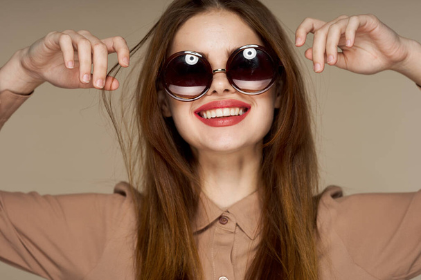 mulher na moda com óculos sorrir olhar atraente close-up - Foto, Imagem