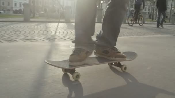 skateboardista provádí trik - Záběry, video