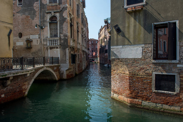 ανακάλυψη της πόλης της Βενετίας και τα μικρά κανάλια και τα ρομαντικά σοκάκια της, Ιταλία - Φωτογραφία, εικόνα
