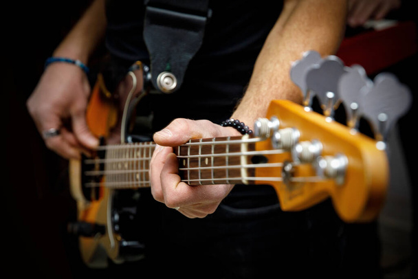 Басист грає на електро бас-гітарі
 - Фото, зображення