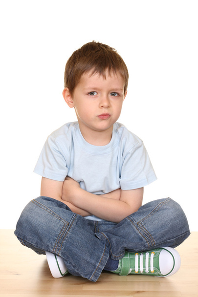 sehr wütender fünfjähriger Junge isoliert auf weiß - Foto, Bild