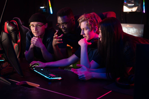 Jogadores da equipe de esports se reuniram no clube de informática e assistem ao fluxo do campeonato mundial de dota 2 - Foto, Imagem