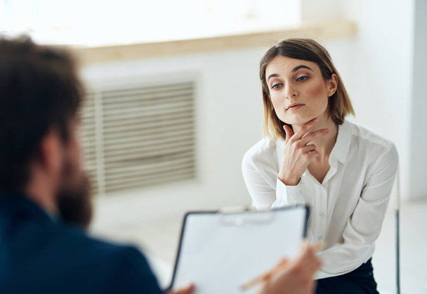 nő konzultálva egy pszichoterapeuta üzenet egészségügyi diagnózis - Fotó, kép