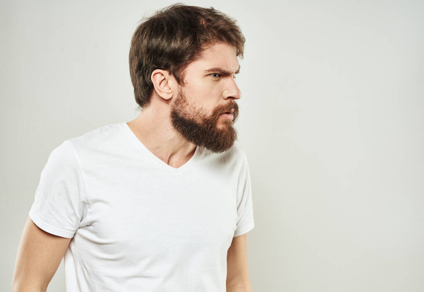 Агрессивный человек жестикулирует своими руками толстые бороды раздражительность стресс - Фото, изображение