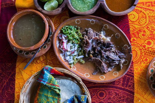 Mexikói apróra vágott bárányhús, csípős szószok, és tortillák színes abroszon - Fotó, kép