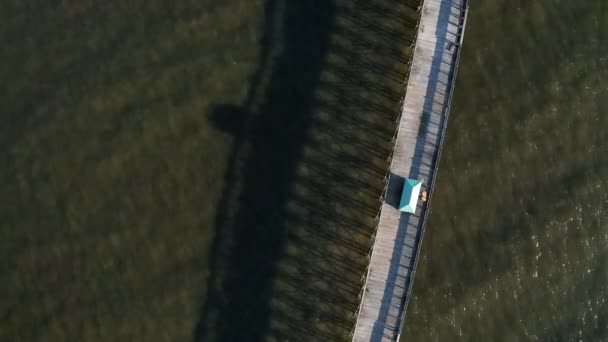 Vista aérea da doca pacífica e quiosque acima do mar calmo - Filmagem, Vídeo