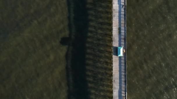 Aerial näkymä rauhallinen telakka ja kioski yläpuolella rauhallinen meri - Materiaali, video