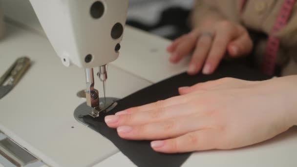 Costura en la máquina de coser. Costura a medida en la máquina de coser. Primer plano de la mano de la mujer y el proceso de costura. Concepto de moda para pequeñas empresas - Imágenes, Vídeo