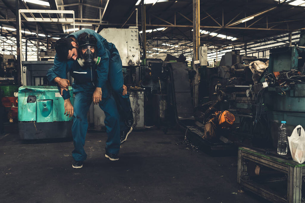 Travailleur d'usine habile sauver son coéquipier de fuite de gaz toxique - Photo, image
