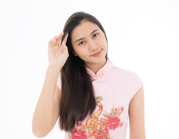 Portrét asijské ženy Thajsko-čínské smíšené rasy v rodném čínském stylu oblečení s úsměvem tvář pózuje s sebedůvěrou. - Fotografie, Obrázek