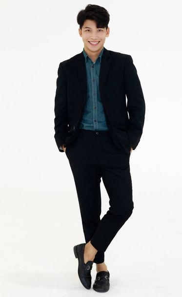 Портрет молодого и красивого азиатского бизнесмена в рубашке и куртке на белом фоне - Фото, изображение