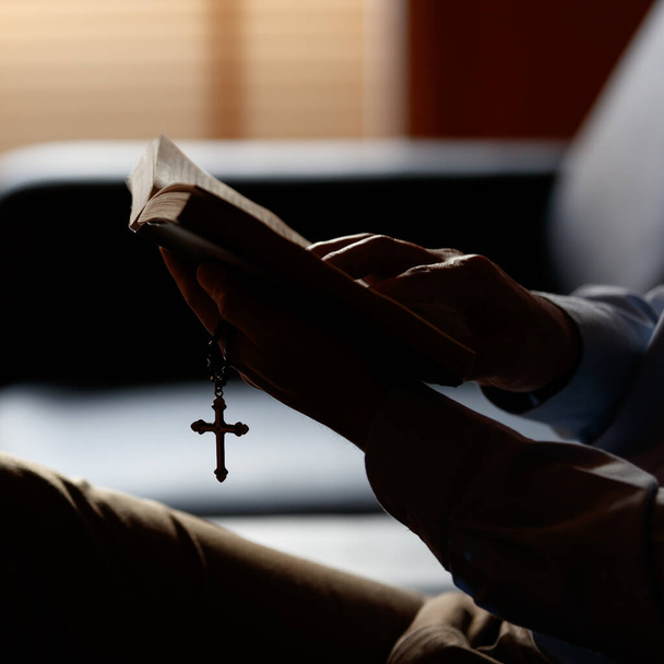 Fecha a bíblia. Homem asiático orando a Jesus com a abertura da leitura da Bíblia. É a confissão dos pecados diante de Deus. Conceito leitura fé confessar por um pecado - Foto, Imagem