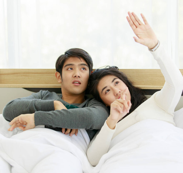 Чоловік і жінка коханці лежать на ліжку і діляться солодким часом разом в зимовий сезон
. - Фото, зображення