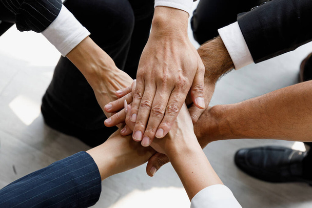 Група різнокольорових рук складається разом і посміхається в символі єдності і сильної командної роботи
. - Фото, зображення