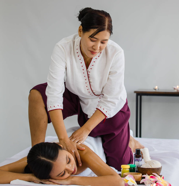 Beautiful Asian lady lying relaxedly and enjoy Thai massage. Thai massage is for healing and relaxation. The Thai massage is Thailand's alternative medicine. - Foto, immagini