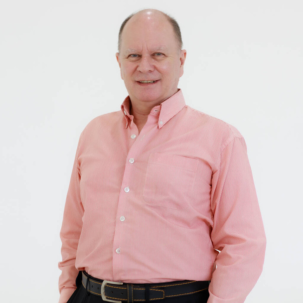 Retrato de um adulto branco gordo empresário careca cabeça de pé mãos em calças pretas, usar uma camisa rosa e olhando para uma câmera com fundo branco em um estúdio. - Foto, Imagem