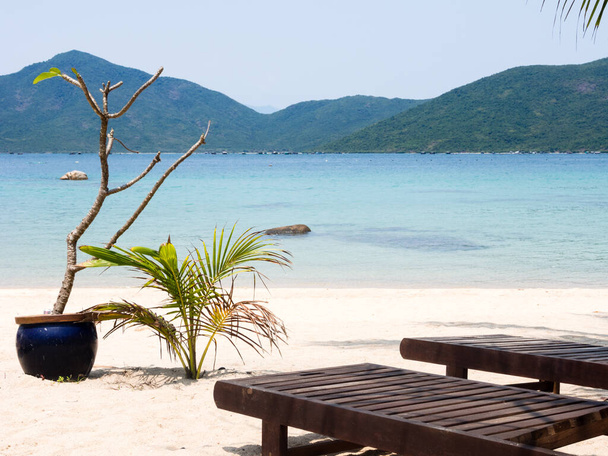 Лежаки на белом песчаном пляже с голубой водой - Остров Кит, Вьетнам - Фото, изображение