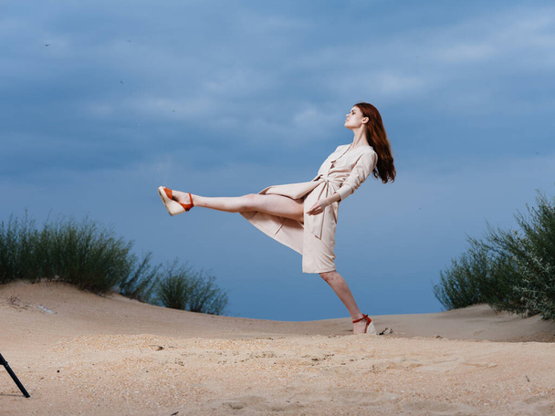 砂浜の砂の上を歩いている女性が - 写真・画像