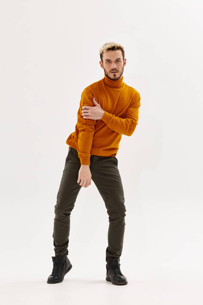 мужчина с модной прической в коричневом свитере осенний стиль позирует изолированный фон - Фото, изображение