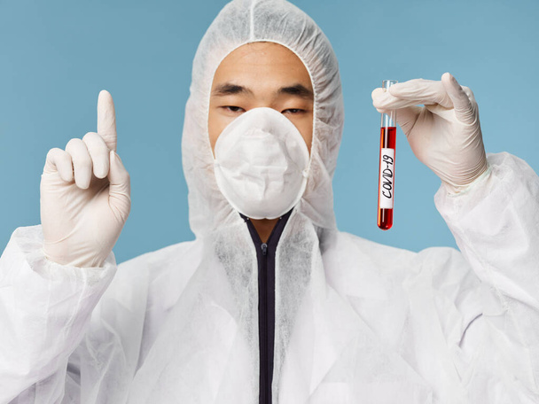 лаборант мужской крови для исследования ковида-19  - Фото, изображение