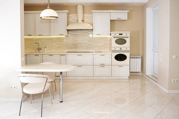 Lüks bir evde modern, parlak, temiz bir mutfak. Klasik veya klasik elementlerle iç tasarım. Pratik ve iyi döşenmiş mutfak. - Fotoğraf, Görsel
