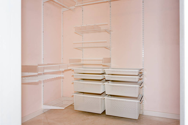 Armario vacío con estantes. Vestidor Elementos interiores - Foto, Imagen