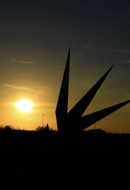 Silhouette della moderna struttura in metallo al tramonto a Elche - Foto, immagini