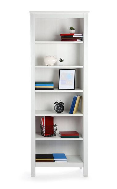 Moderne plank met boeken en decor op witte achtergrond - Foto, afbeelding