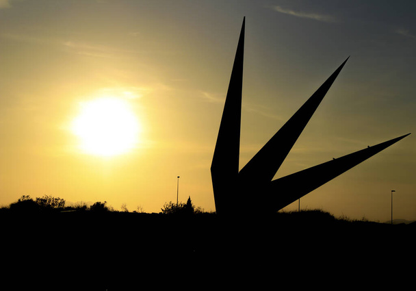 Sylwetka nowoczesnej konstrukcji metalowej o zachodzie słońca w Elche - Zdjęcie, obraz