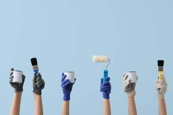 Ženské ruce s malířské nástroje na barevném pozadí - Fotografie, Obrázek