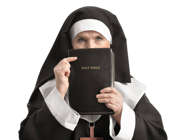 Starší jeptiška s biblí na bílém pozadí - Fotografie, Obrázek