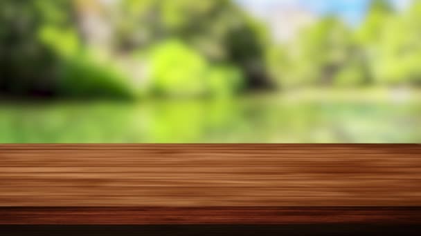 Holztischbalken und verschwommener grüner Waldhintergrund. Licht und Leck-Effekt. HD-Filmmaterial - Filmmaterial, Video