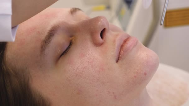 La procédure de rajeunissement du visage féminin avec un laser. Soins de beauté - Séquence, vidéo