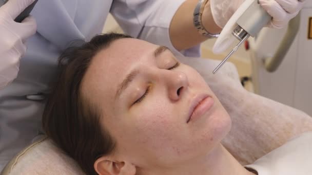 El procedimiento de rejuvenecimiento de la cara femenina con un láser. Tratamientos de belleza - Imágenes, Vídeo