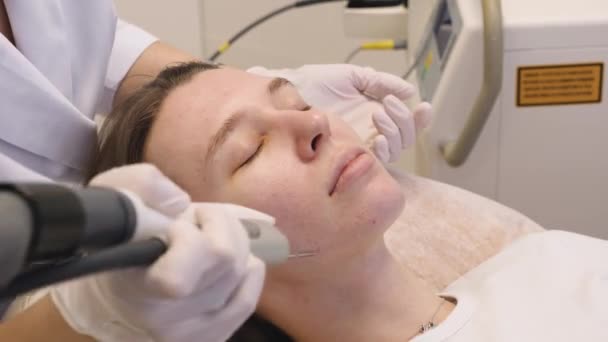 O médico prepara o rosto do paciente para procedimentos cosméticos - Filmagem, Vídeo