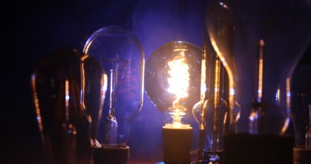 暗闇の中で輝くレトロな豪華なインテリア電球照明の装飾の映像。選択的焦点 - 映像、動画