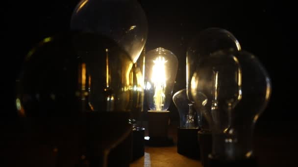暗闇の中で輝くレトロな豪華なインテリア電球照明の装飾の映像。選択的焦点 - 映像、動画