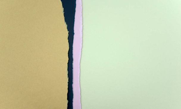 Versnipperde papieren abstracte textuur achtergrond. Bruin, donkerblauw, paars en pastelgroen perkament. Lege matte gecombineerde papieren. Begrepen, ruimte. Boven schot, horizontale stijl. - Foto, afbeelding
