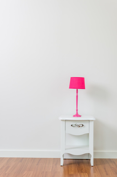Lampe auf dem Nachttisch - Foto, Bild