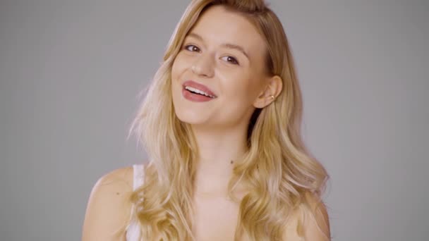 Flirtende junge Frau mit langen blonden Haaren - Filmmaterial, Video