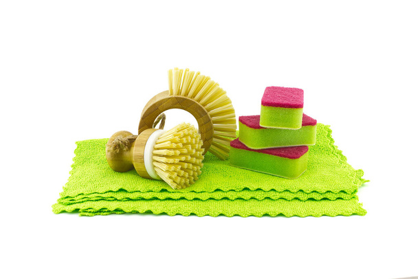 Разноцветные моющие губки и щетки для посуды на ткани из микроволокна, изолированные на белом фоне. Средства для уборки - Фото, изображение